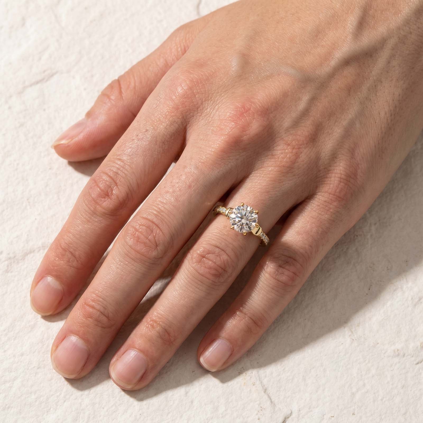 S925 Moissanite 2.0Ct Round Cut Bow Base Design Engagement Ring For Everyday Wear