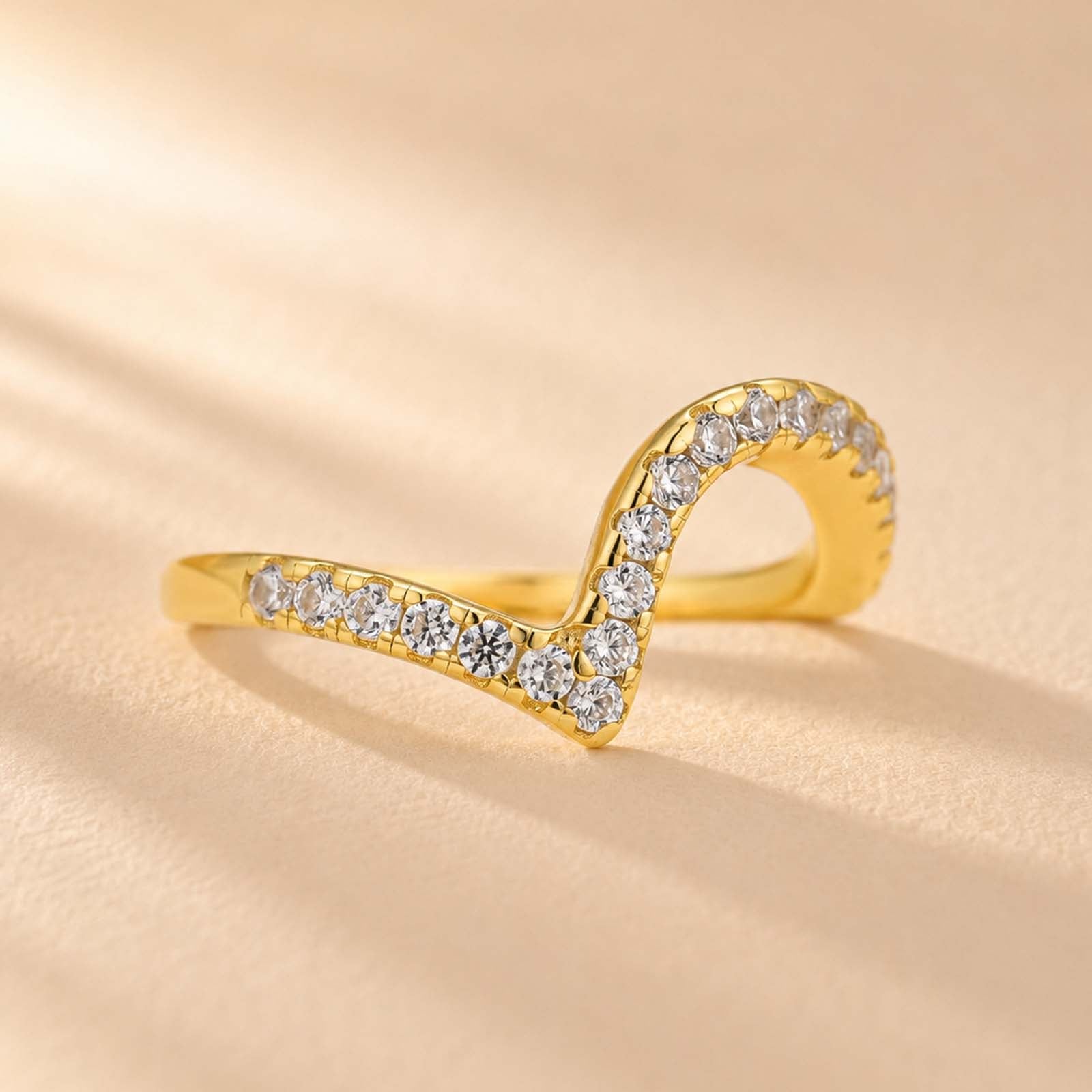 S925 0.36Ct Round Cut Simulated Diamond Curved Wedding Band For Daily Wear