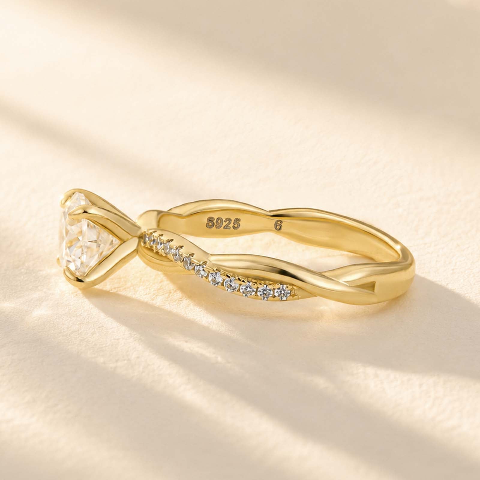 S925 Moissanite 1.0Ct Round Cut Twist White/Yellow Gold Engagement Ring For Daily Wear