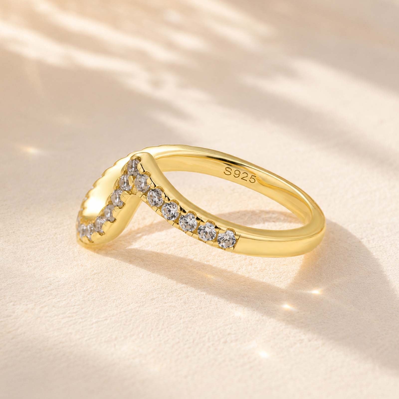 S925 0.36Ct Round Cut Simulated Diamond Curved Wedding Band For Daily Wear