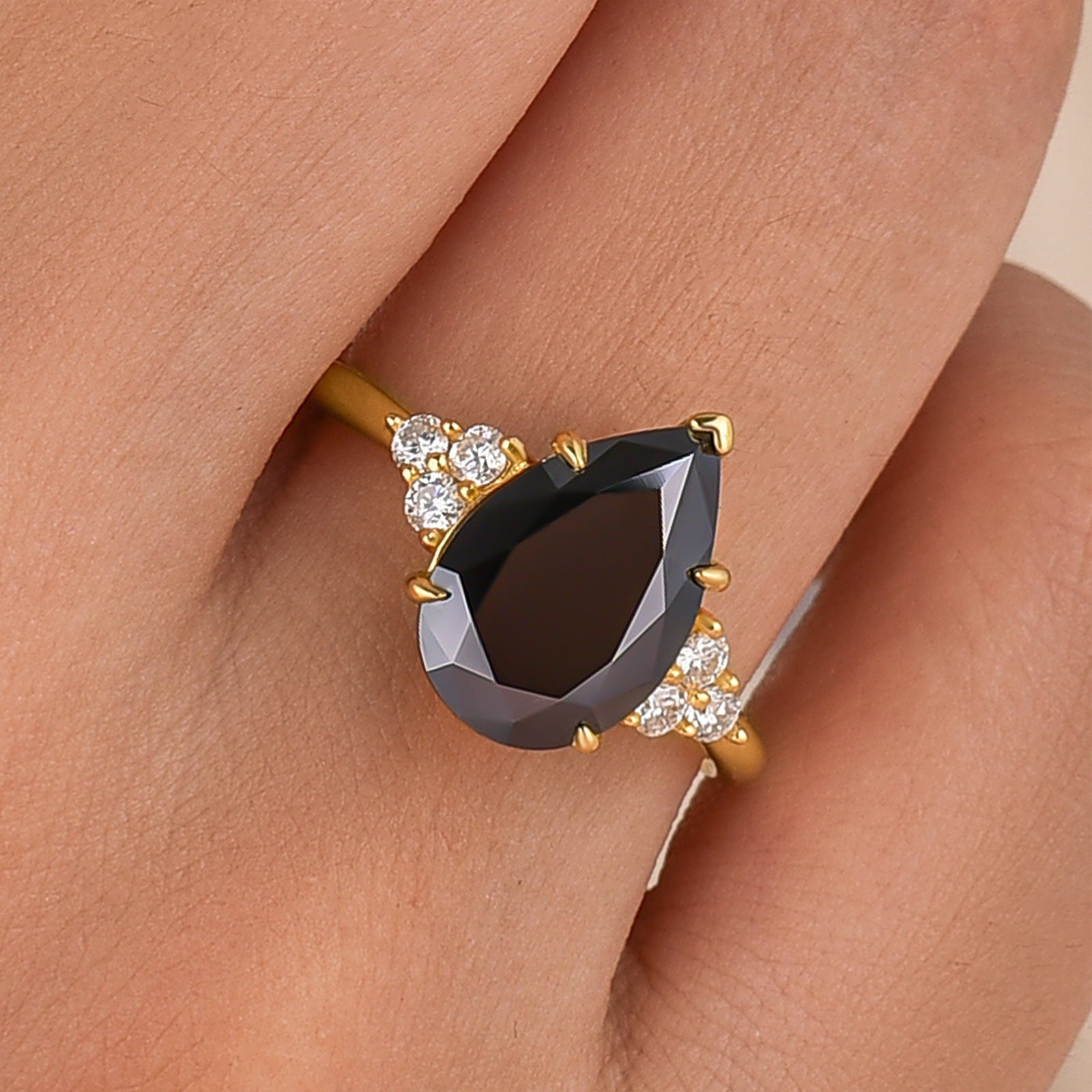Moissanite 3.0 Ct Pear Cut Black/White Stone Floral Engagement Ring For Daily Wear