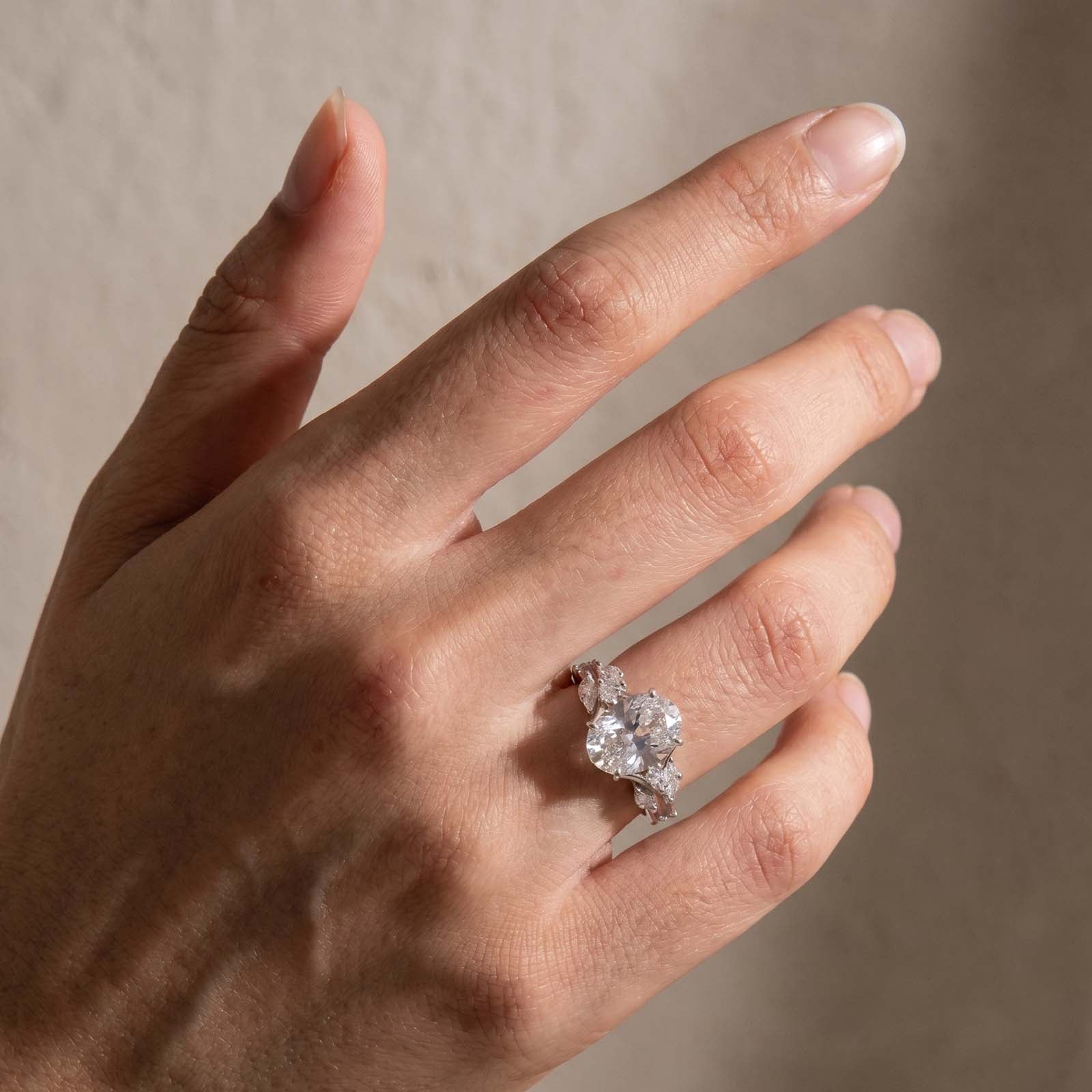 S925 Moissanite 3.0Ct Oval Cut Vintage Side Stone Twist Engagement Ring Nature-Inspired Ring For Everyday Wear