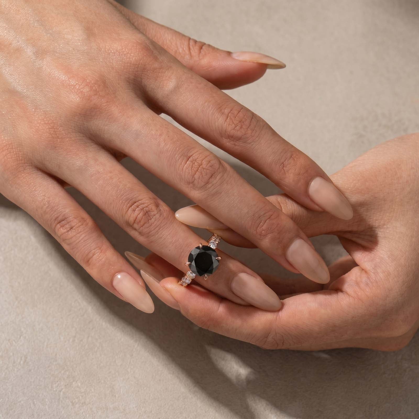 S925 Moissanite 4.0 Carat Round Cut Engagement Ring Black Stone Travel Ring For Everyday Wear