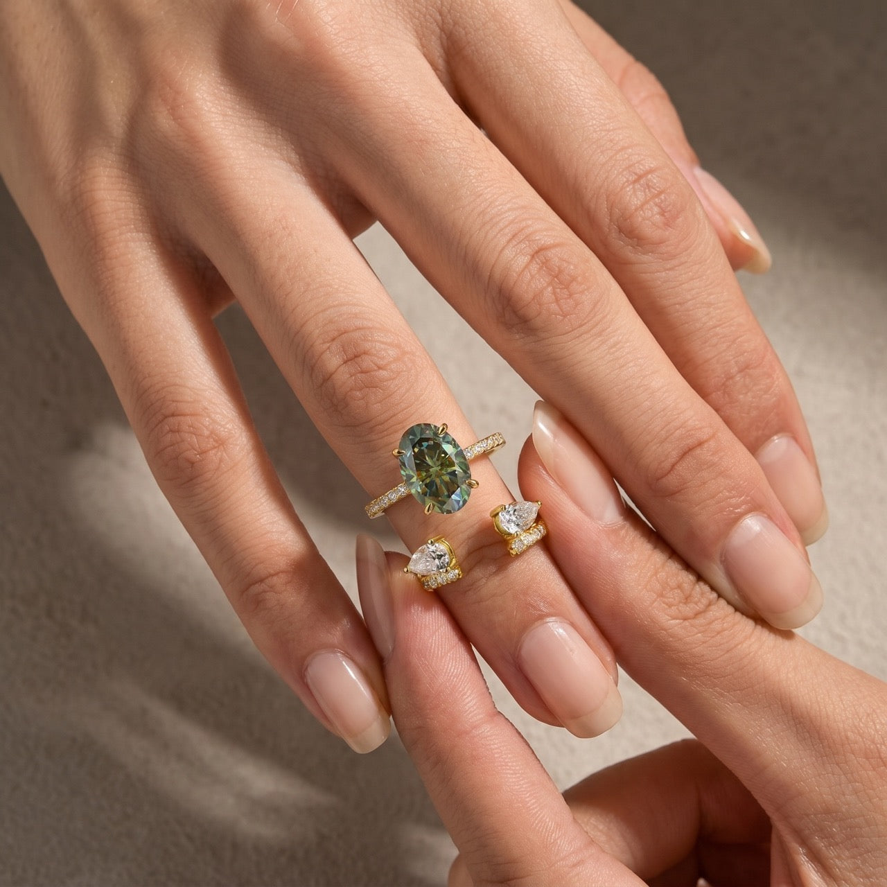 S925 Moissanite 4.0Ct Oval Cut Yellow Gold Green Stone Wedding Ring with Pear Cut Wedding Band