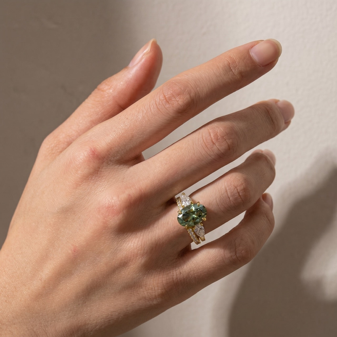 S925 Moissanite 4.0Ct Oval Cut Yellow Gold Green Stone Wedding Ring with Pear Cut Wedding Band