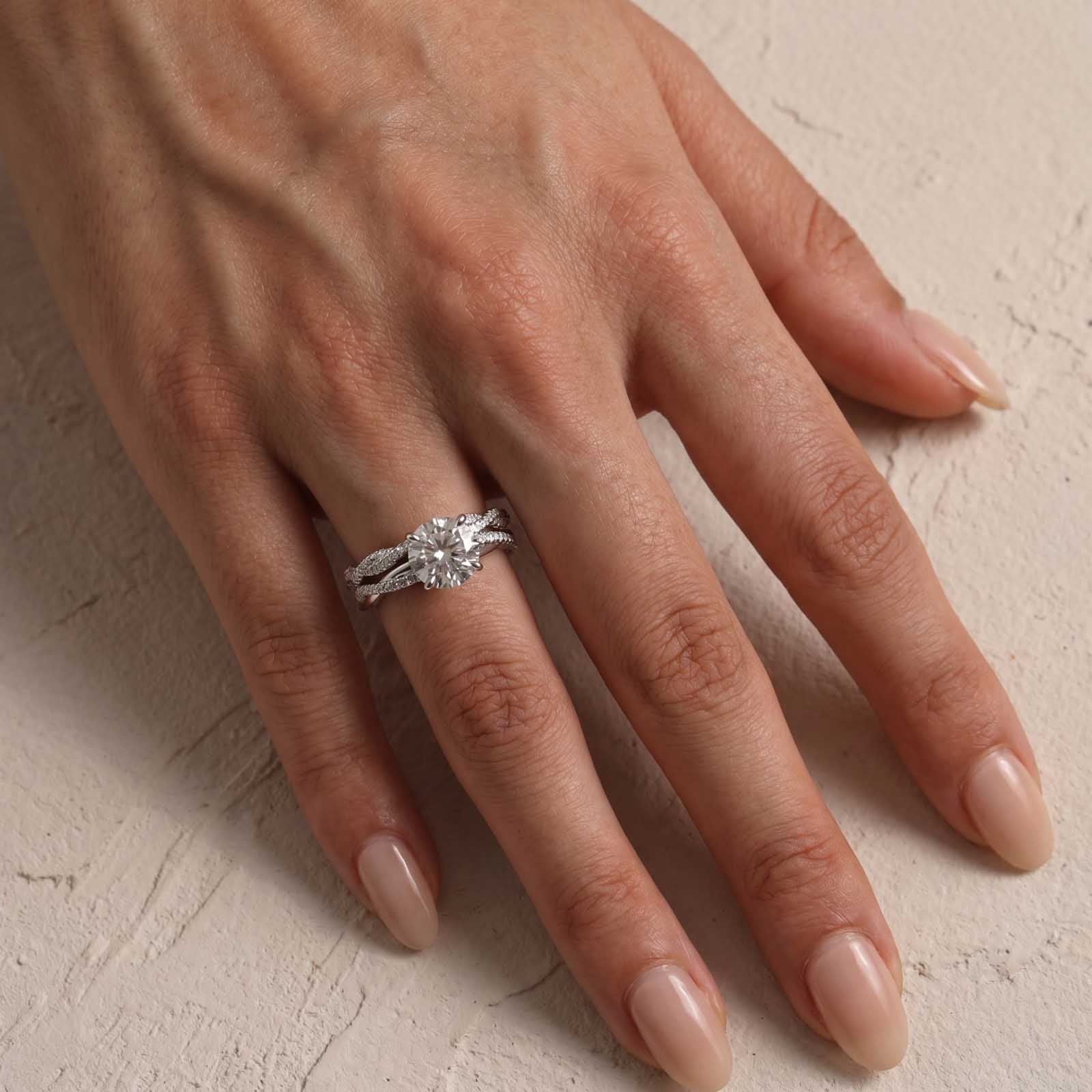 S925 Moissanite 2.0Ct Round Cut Twist Ring Set 18K White Gold Plated Everyday Wear Ring