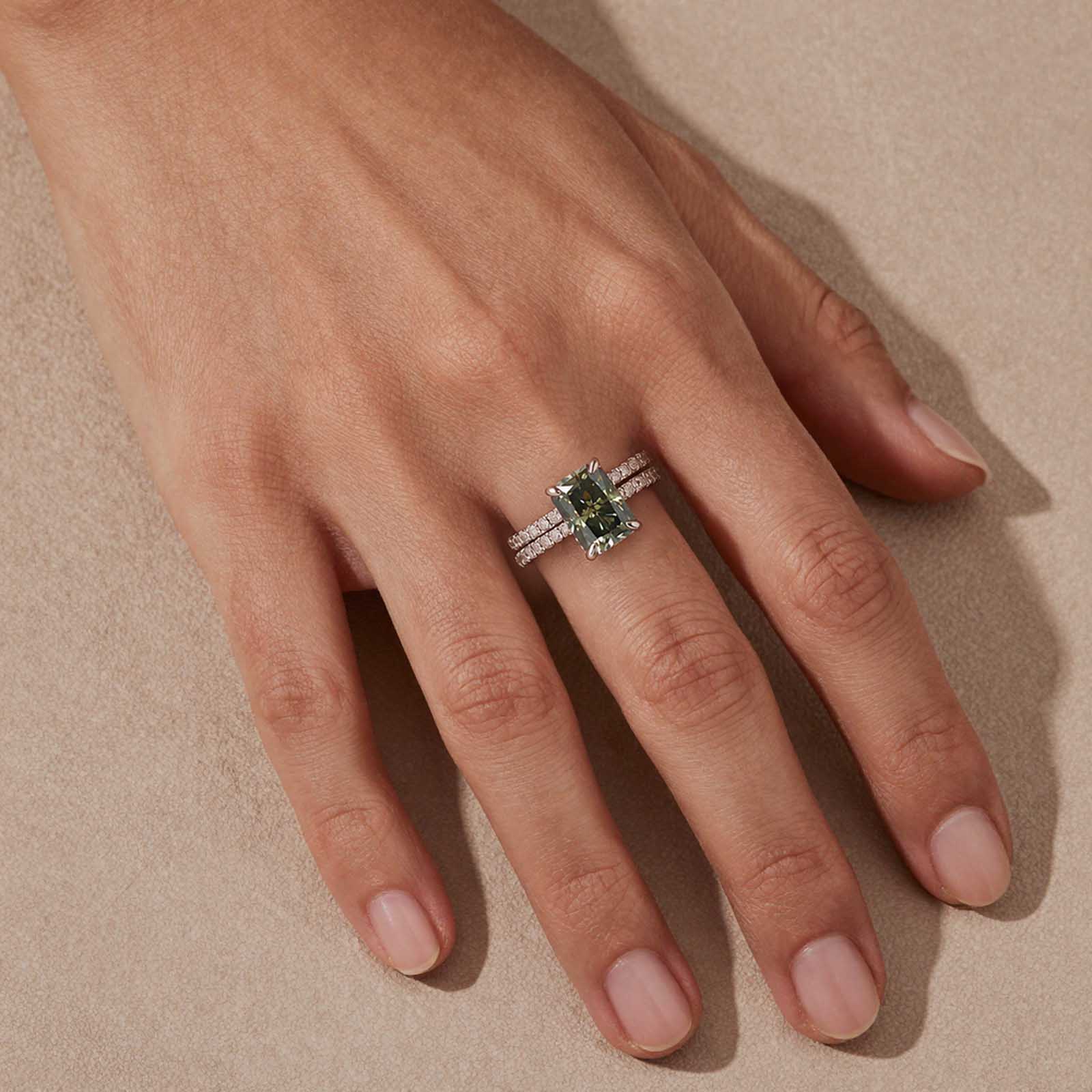 S925 Moissanite 3.5 Carat Green Radiant Cut Ring Set In Sterling Silver Bridal Set For Everyday Wear