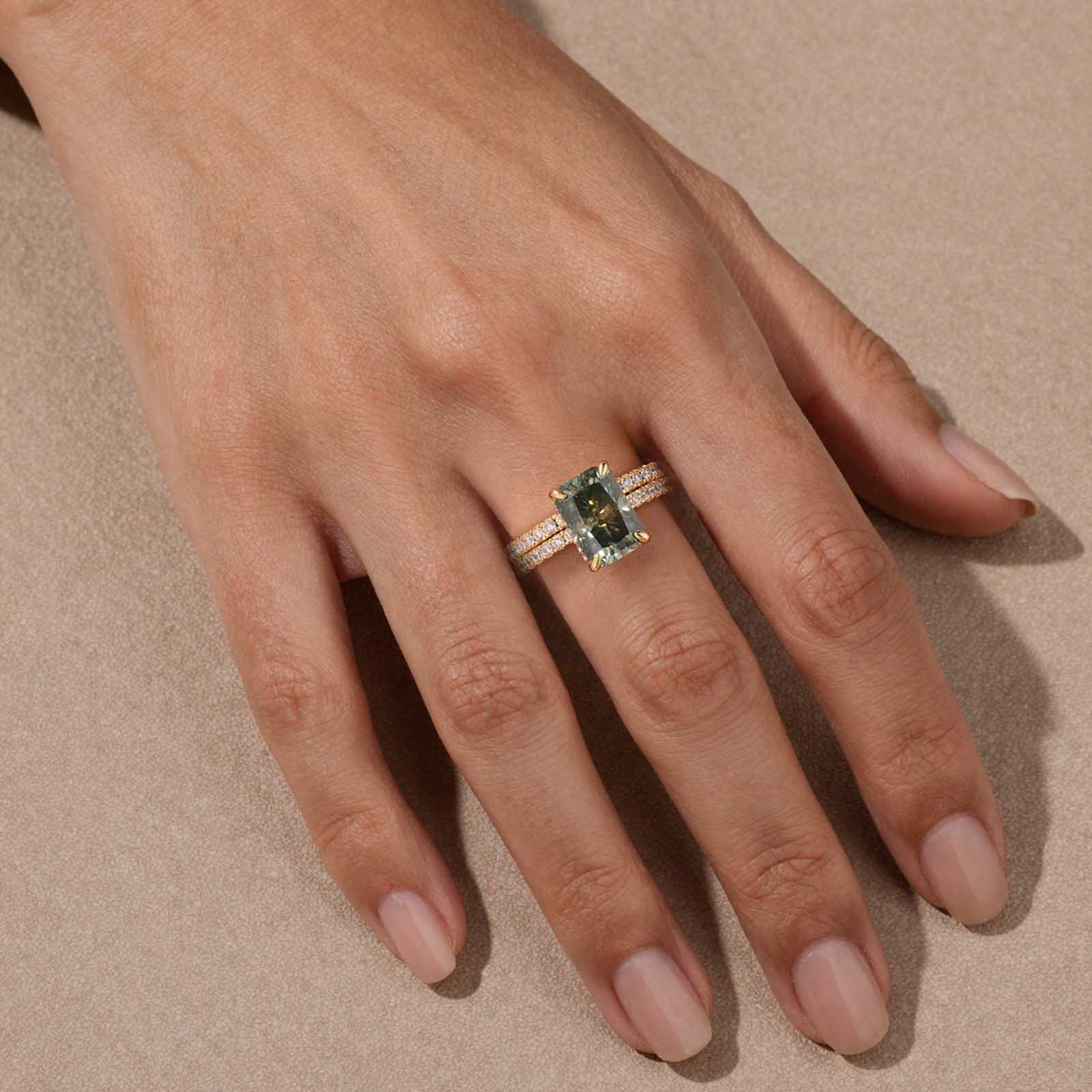 S925 Moissanite 3.5 Carat Green Radiant Cut Ring Set In Sterling Silver Bridal Set For Everyday Wear