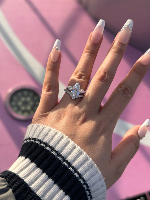 Louily Gorgeous Pear Cut Three Stone Wedding Ring Set