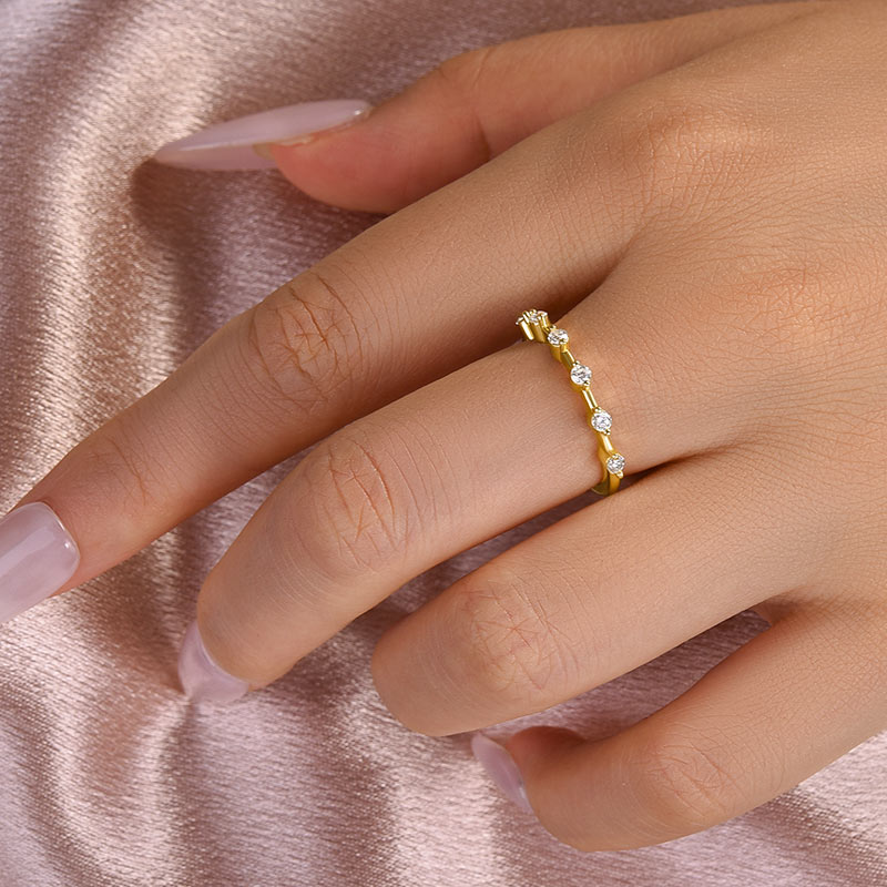 Louily Moissanite 0.2 Ct Round Cut Women's Wedding Band - louilyjewelry