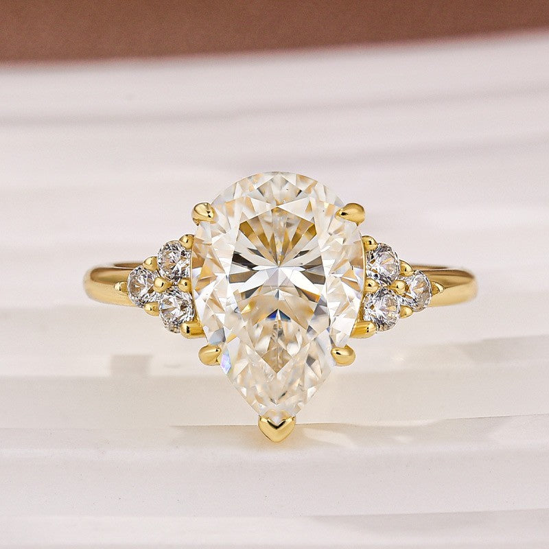 Moissanite 3.0 Ct Pear Cut Black/White Stone Floral Engagement Ring For Daily Wear