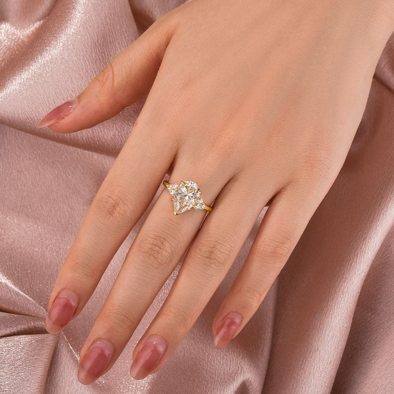 Moissanite 3.0 Ct Pear Cut Black/White Stone Floral Engagement Ring For Daily Wear