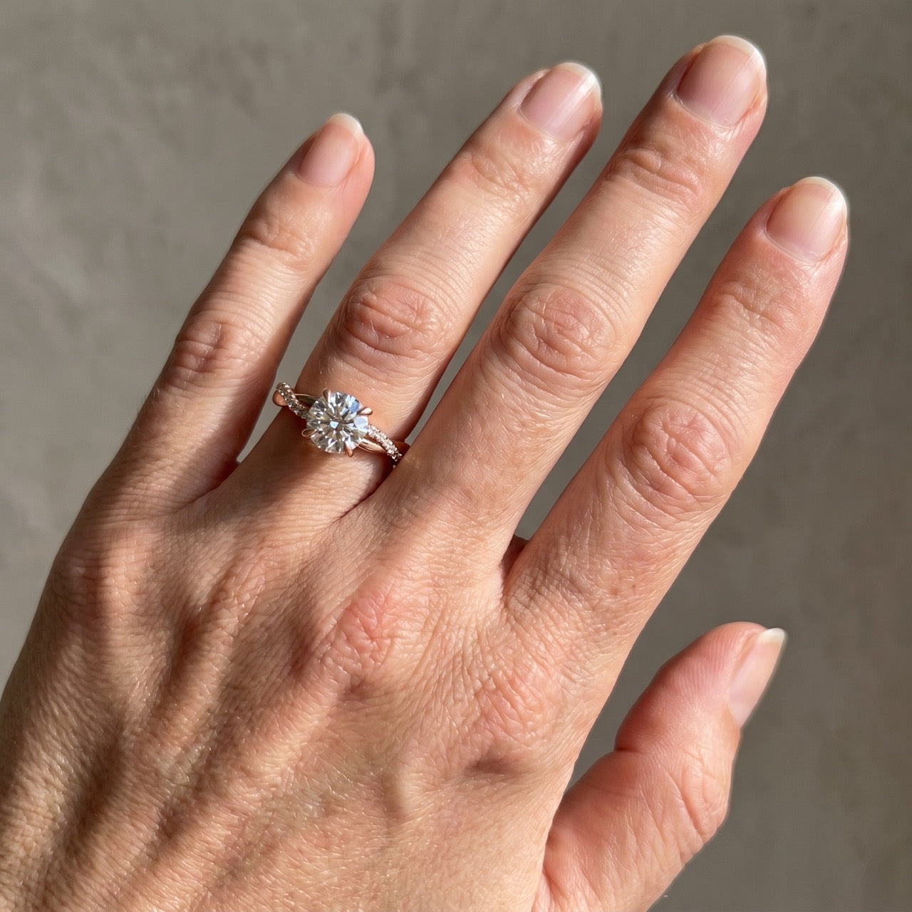 S925 1.25 Carat Twist Round Cut Engagement Ring In Sterling Silver For Bridal & Daily Wear