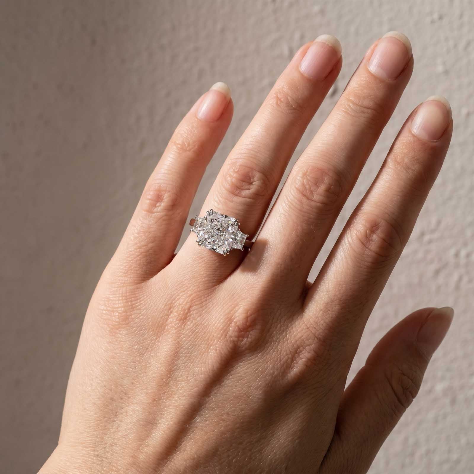 S925 12.0Ct/6.5Ct Radiant Cut Crushed Ice Hybrid Three Stone Engagement Ring Travel Ring