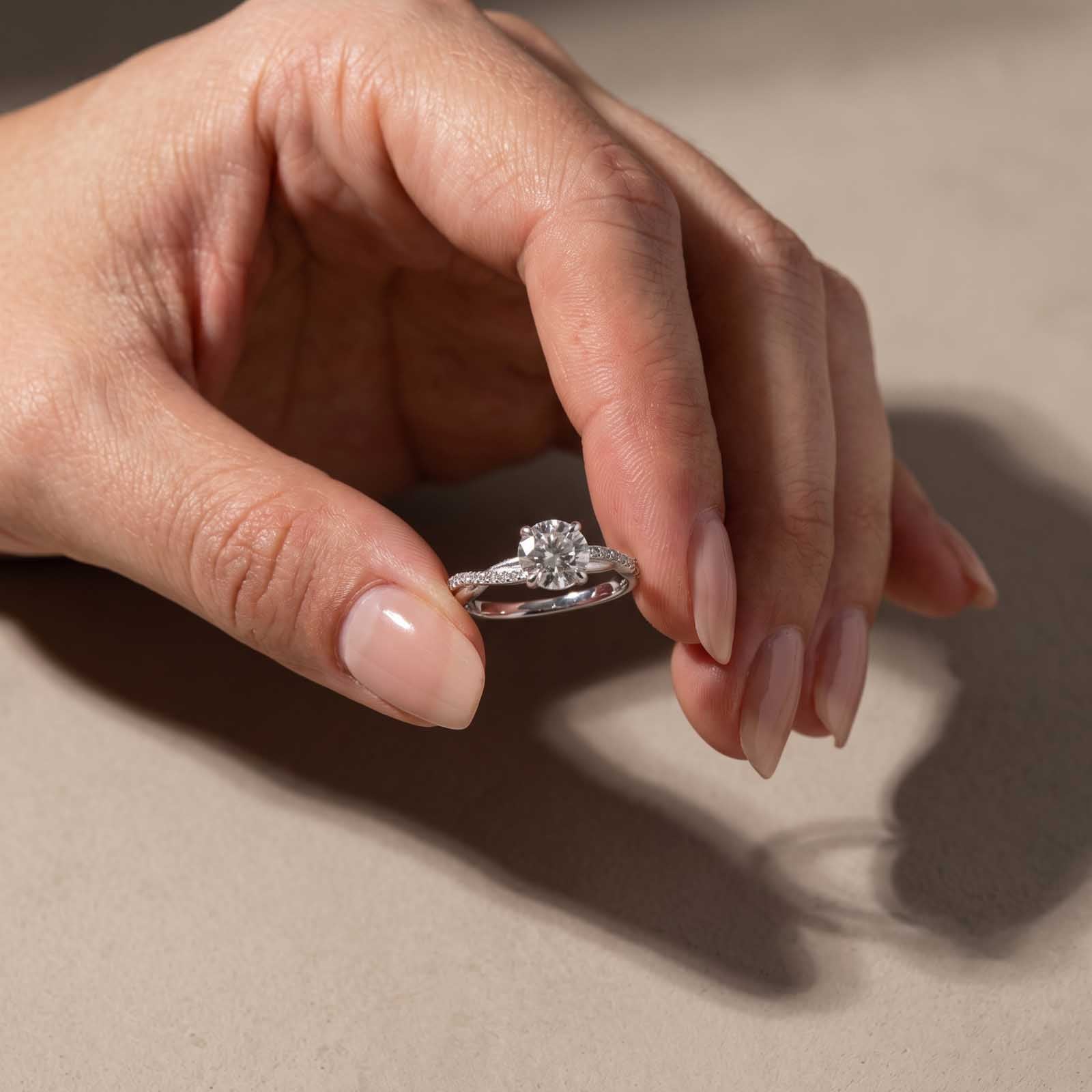 S925 Moissanite 1.0Ct Round Cut Twist White Gold 2.0Ct Round Cut Engagement Ring