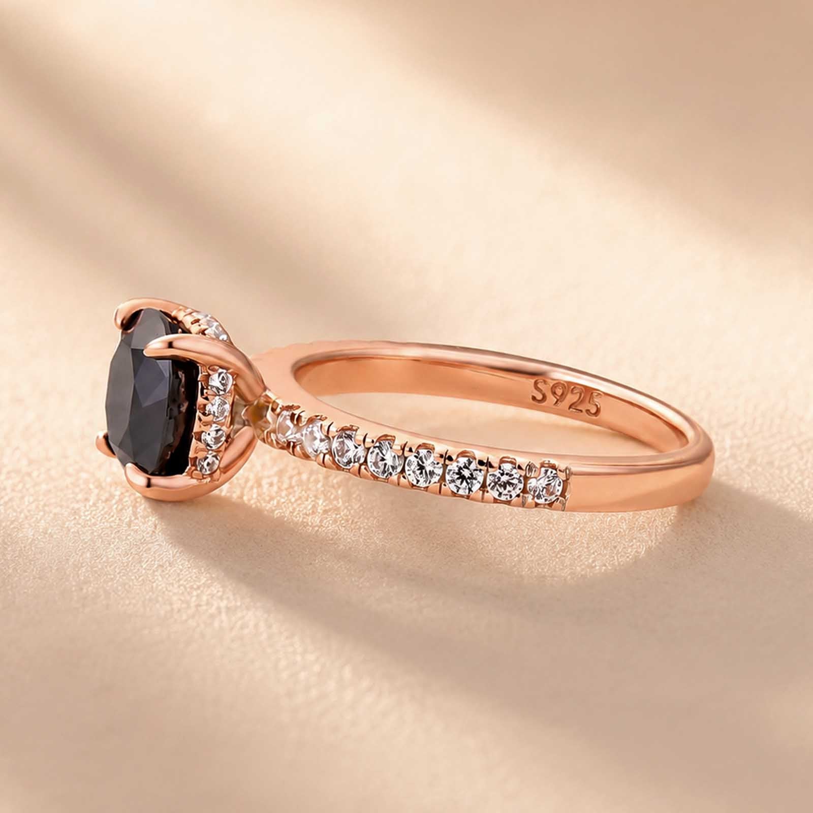 S925 Moissanite 2.0Cushion Cut Chic Rose Gold Plated Blackstone Paving Band Travel Ring