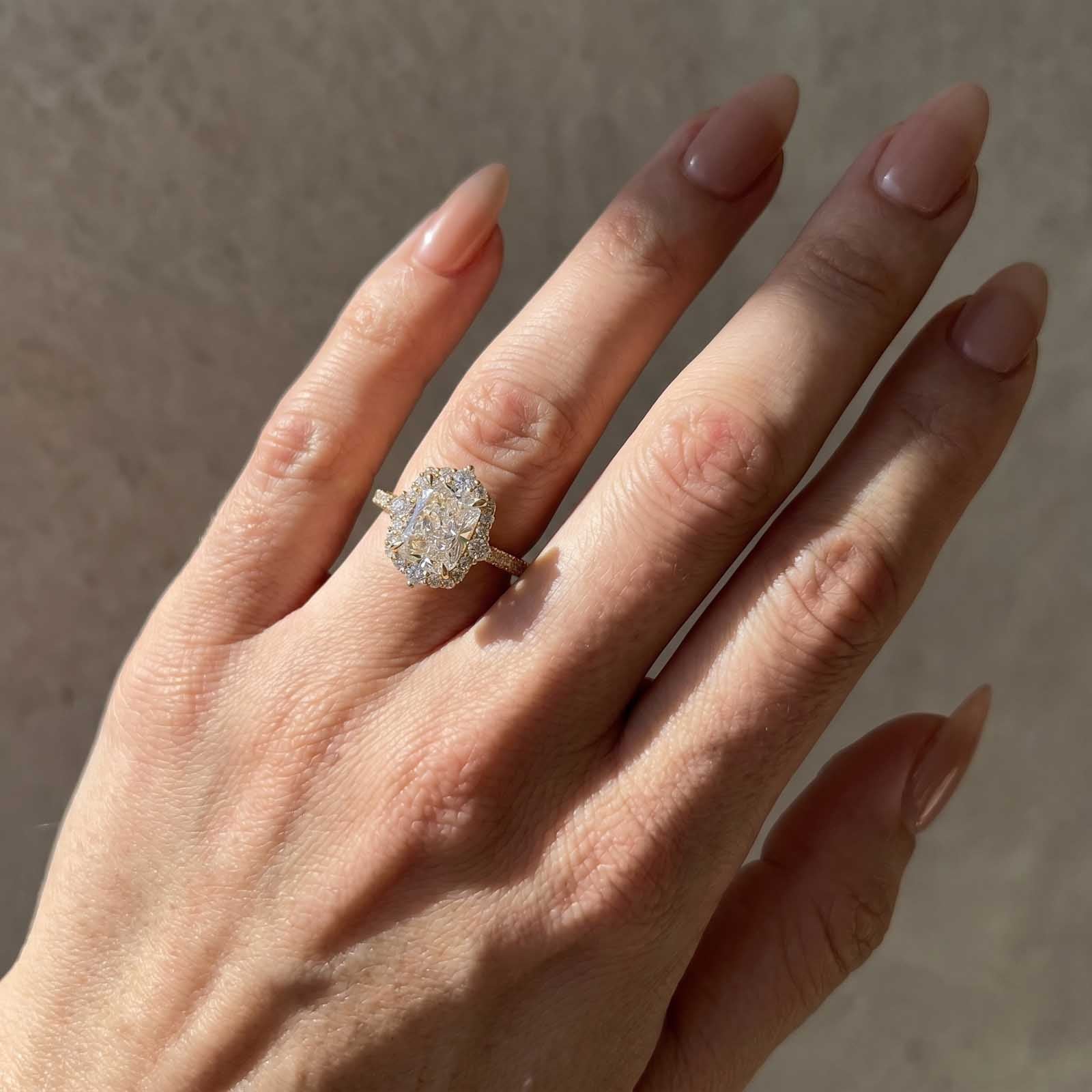 S925 Gorgeous Halo 3.5Ct  Radiant Cut Simulated Diamond Engagement Ring In Sterling Silver