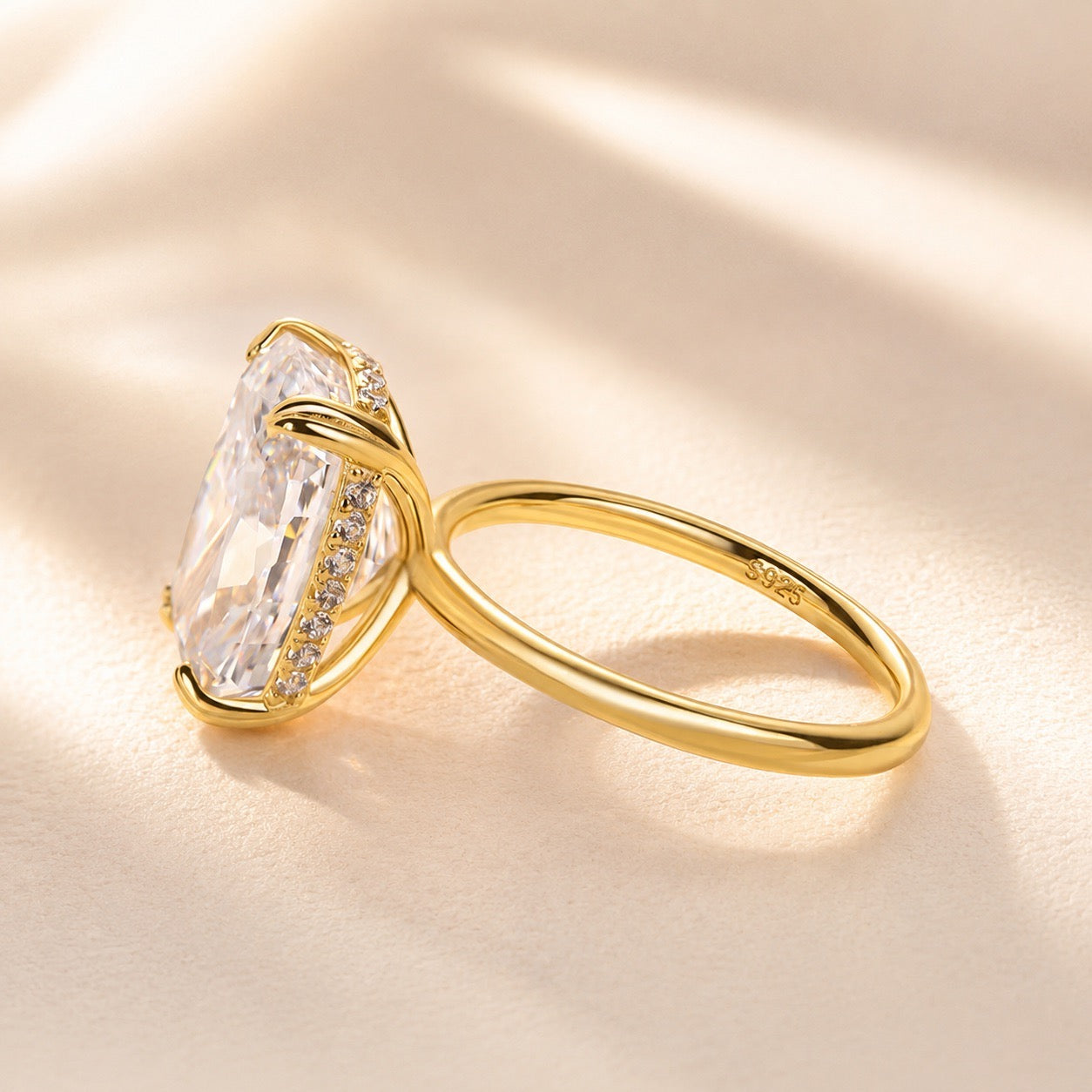 S925 8.0 Carat Yellow/White Gold Cushion Cut Engagement Ring for Women In Sterling Silver