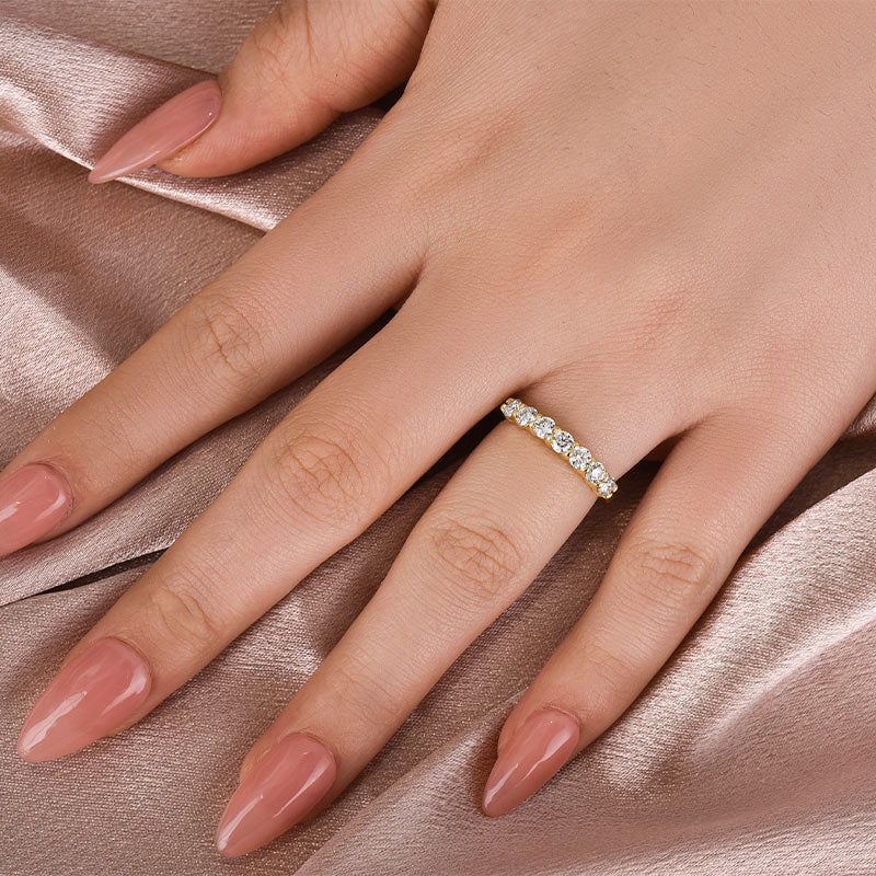 Louily Moissanite Classic Round Cut Wedding Band