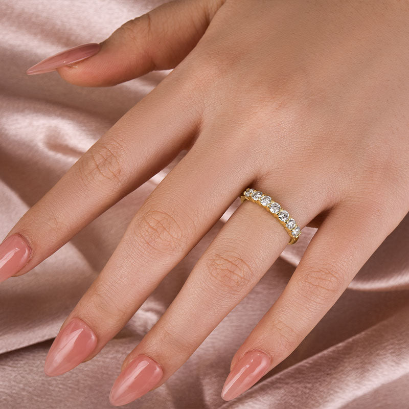 Louily Moissanite Classic Round Cut Wedding Band