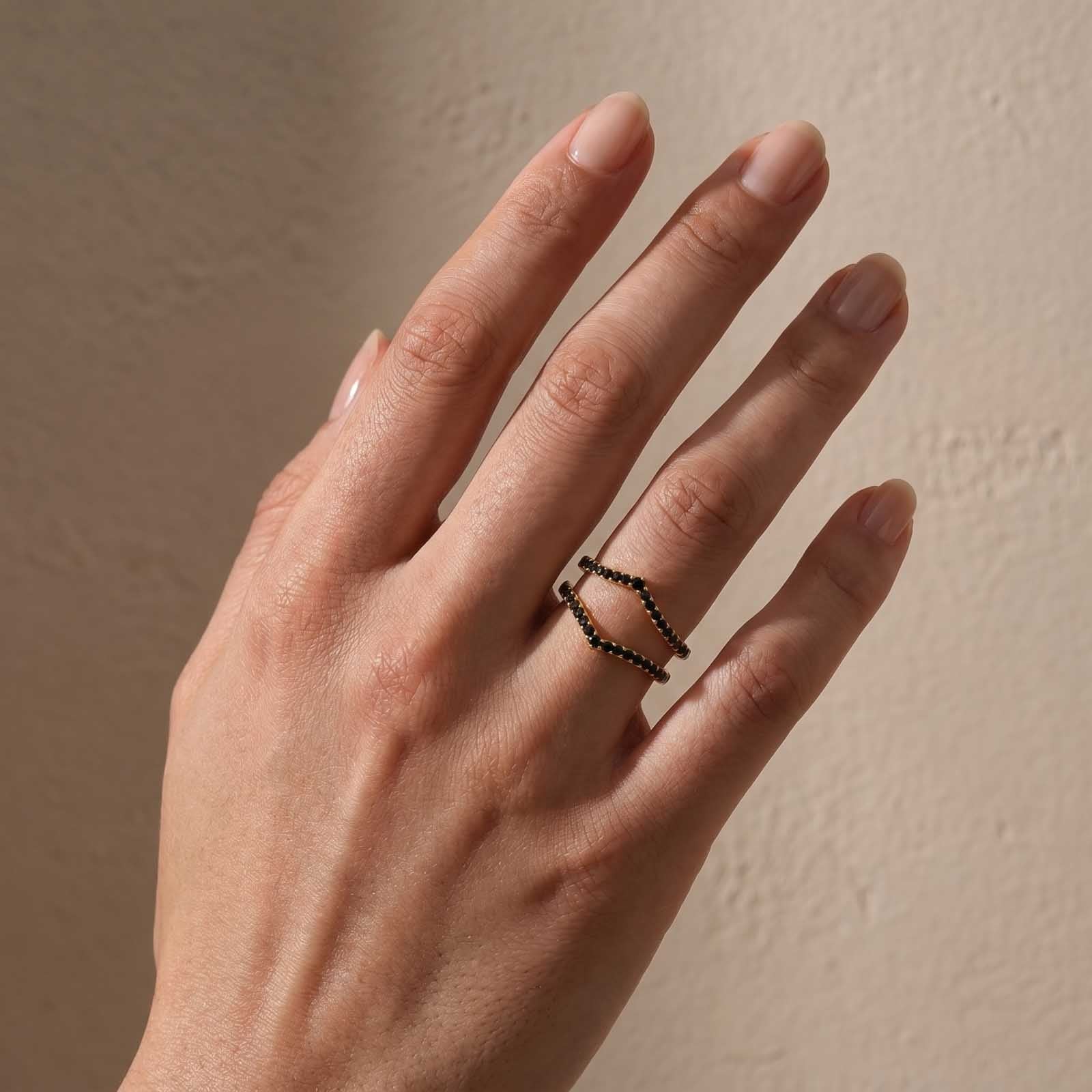 S925 V-Shaped Black Stone Pavé Enhancer Wedding Band Fashion Statement Ring