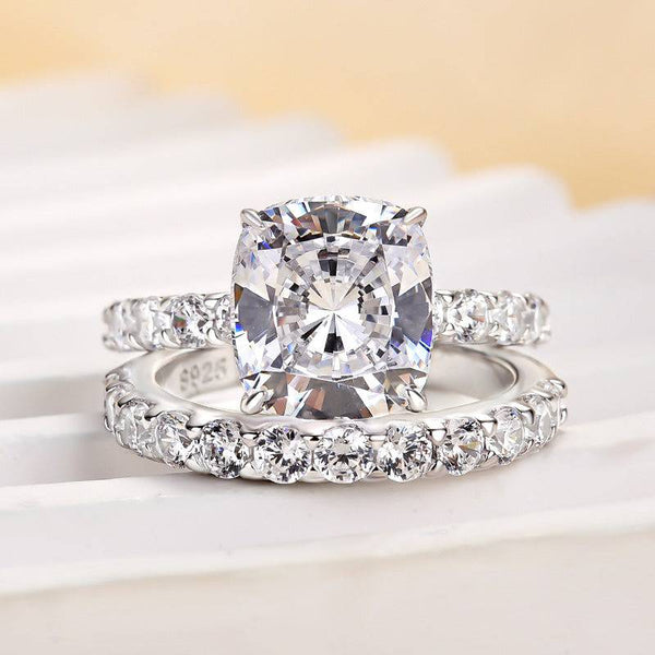 Louily Honorable Cushion Cut Wedding Set