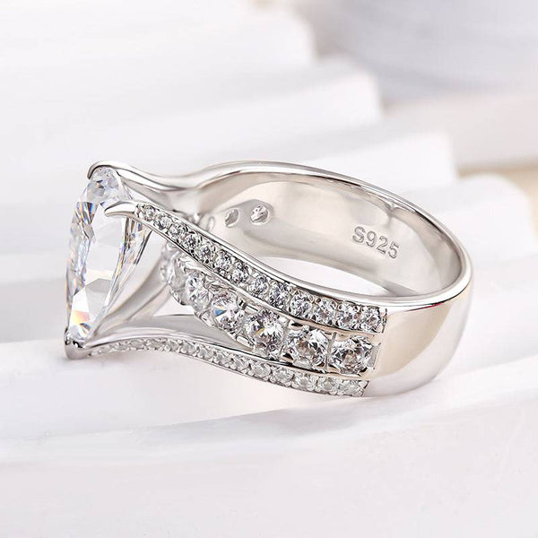 Louily Luxury Pear Cut Engagement Ring