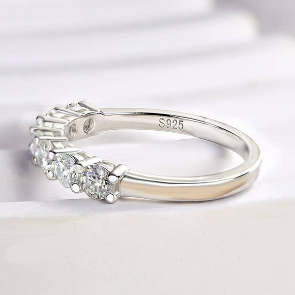 Louily Moissanite Classic Round Cut Wedding Band